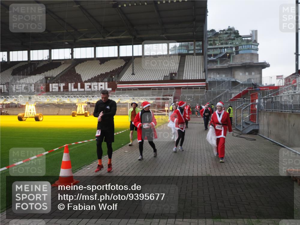 07.12.2025 - St. Pauli X-Mass-Run No. 15 Fabian Wolf http://msf.ph/oto/9395677 07.12.2025 10:31:56 Ziel 750, 752, 2352, 2418, 3267, 3716, 3806, 3808, 3969, 4467, 4484, 4495, 4504, 4518, 4519, 4520 meine-sportfotos.de