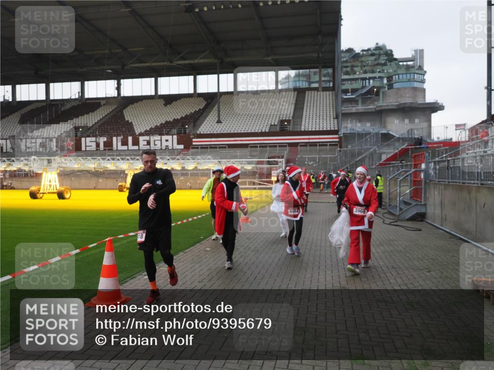 07.12.2025 - St. Pauli X-Mass-Run No. 15 Fabian Wolf http://msf.ph/oto/9395679 07.12.2025 10:31:57 Ziel 750, 752, 2352, 2418, 3267, 3716, 3806, 3808, 3969, 4467, 4484, 4495, 4504, 4518, 4519, 4520 meine-sportfotos.de
