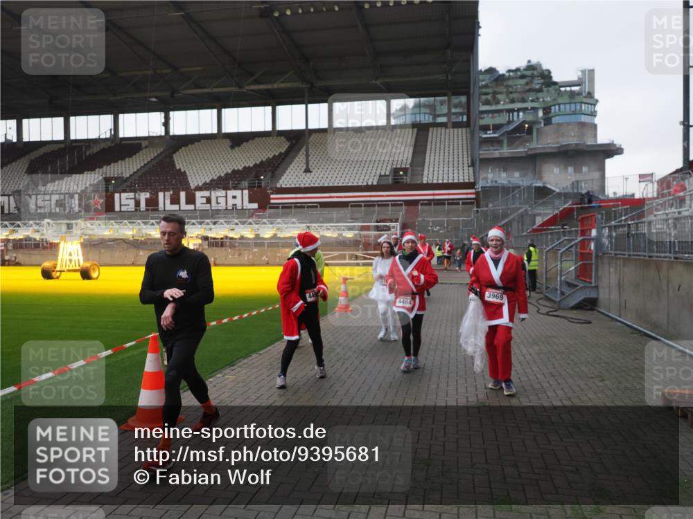 07.12.2025 - St. Pauli X-Mass-Run No. 15 Fabian Wolf http://msf.ph/oto/9395681 07.12.2025 10:31:57 Ziel 750, 752, 2352, 2418, 3267, 3716, 3806, 3808, 3969, 4467, 4484, 4495, 4504, 4518, 4519, 4520 meine-sportfotos.de
