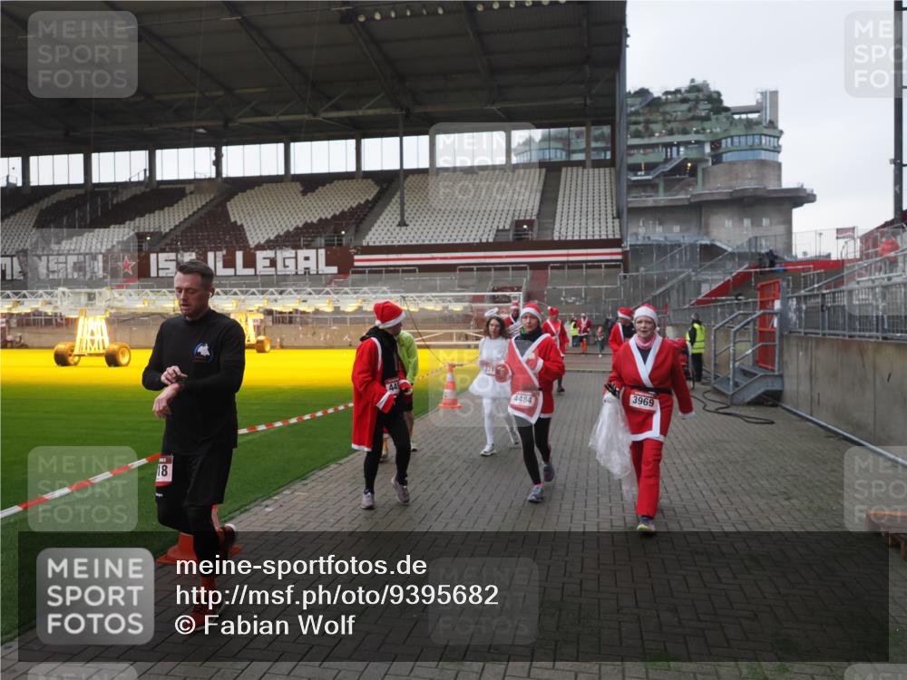 07.12.2025 - St. Pauli X-Mass-Run No. 15 Fabian Wolf http://msf.ph/oto/9395682 07.12.2025 10:31:57 Ziel 750, 752, 2352, 2418, 3267, 3716, 3806, 3808, 3969, 4467, 4484, 4495, 4504, 4518, 4519, 4520 meine-sportfotos.de