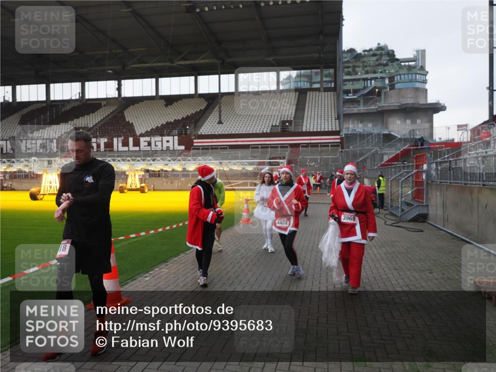 07.12.2025 - St. Pauli X-Mass-Run No. 15 Fabian Wolf http://msf.ph/oto/9395683 07.12.2025 10:31:57 Ziel 750, 752, 2352, 2418, 3267, 3716, 3806, 3808, 3969, 4467, 4484, 4495, 4504, 4518, 4519, 4520 meine-sportfotos.de
