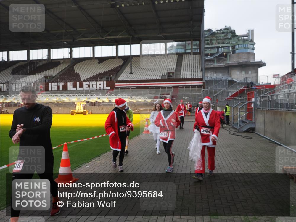 07.12.2025 - St. Pauli X-Mass-Run No. 15 Fabian Wolf http://msf.ph/oto/9395684 07.12.2025 10:31:58 Ziel 750, 752, 2352, 2418, 3267, 3716, 3806, 3808, 3969, 4467, 4484, 4495, 4504, 4519, 4520 meine-sportfotos.de