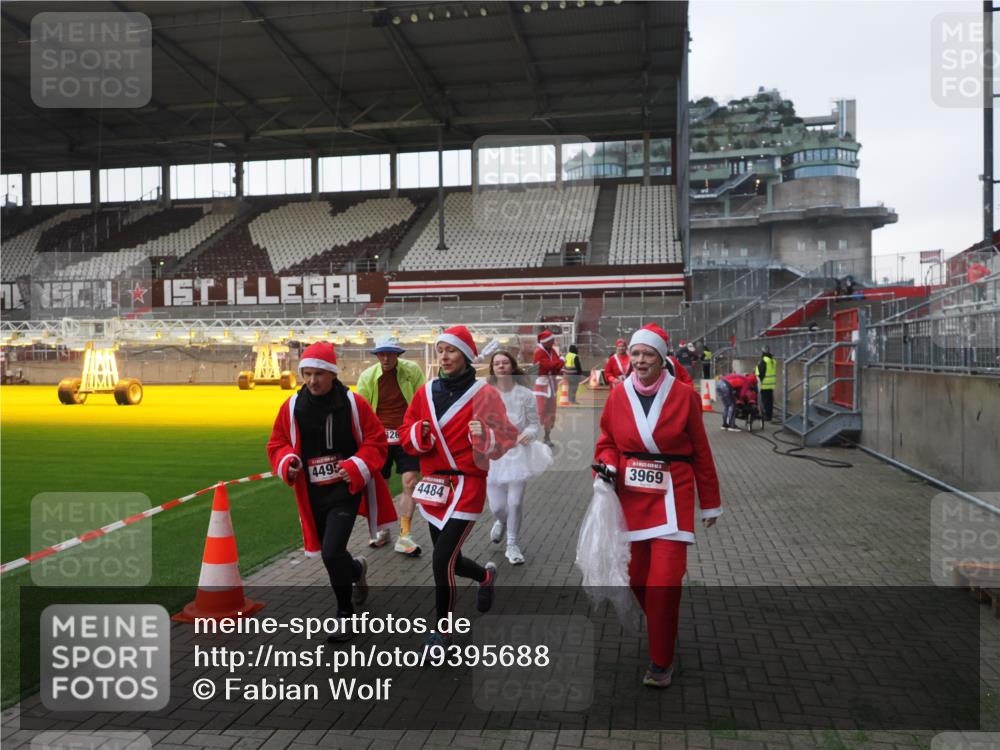 07.12.2025 - St. Pauli X-Mass-Run No. 15 Fabian Wolf http://msf.ph/oto/9395688 07.12.2025 10:31:58 Ziel 750, 752, 2352, 2418, 3267, 3716, 3806, 3808, 3969, 4467, 4484, 4495, 4504, 4519, 4520 meine-sportfotos.de