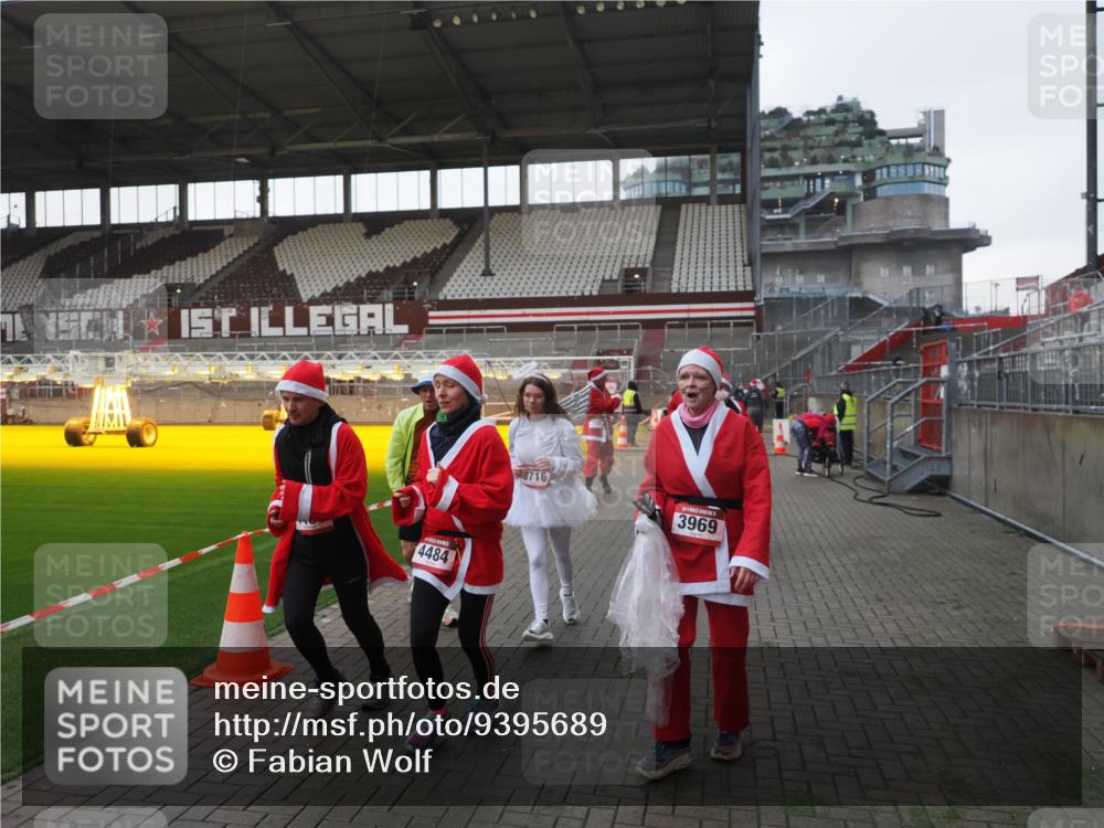 07.12.2025 - St. Pauli X-Mass-Run No. 15 Fabian Wolf http://msf.ph/oto/9395689 07.12.2025 10:31:59 Ziel 750, 752, 2342, 2343, 2345, 2352, 2418, 3267, 3716, 3806, 3808, 3969, 4467, 4484, 4495, 4504, 4519, 4520 meine-sportfotos.de