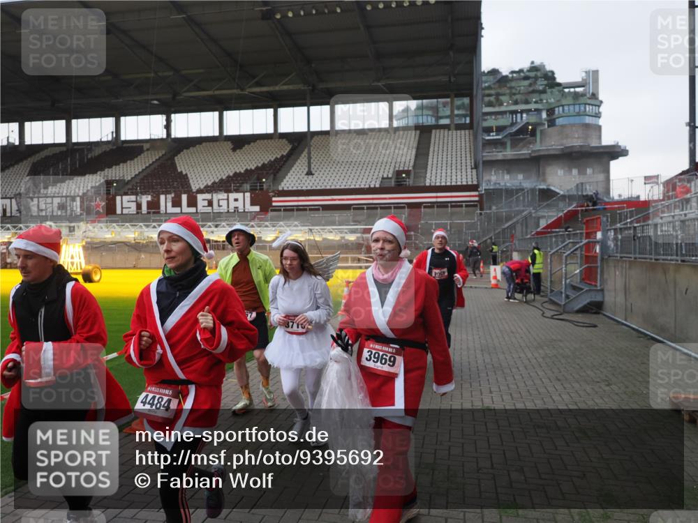07.12.2025 - St. Pauli X-Mass-Run No. 15 Fabian Wolf http://msf.ph/oto/9395692 07.12.2025 10:31:59 Ziel 750, 752, 2342, 2343, 2345, 2352, 2418, 3267, 3716, 3806, 3808, 3969, 4467, 4484, 4495, 4504, 4519, 4520 meine-sportfotos.de