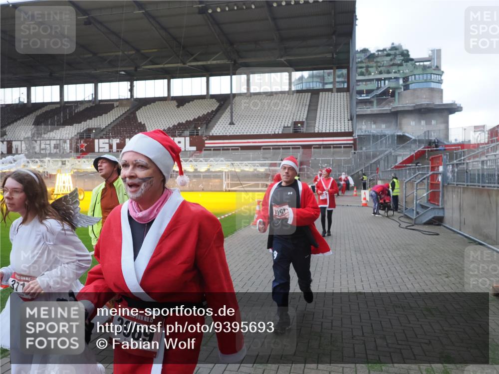 07.12.2025 - St. Pauli X-Mass-Run No. 15 Fabian Wolf http://msf.ph/oto/9395693 07.12.2025 10:32:00 Ziel 750, 752, 2342, 2343, 2345, 2352, 2418, 3267, 3716, 3806, 3808, 3969, 4467, 4484, 4495, 4504 meine-sportfotos.de