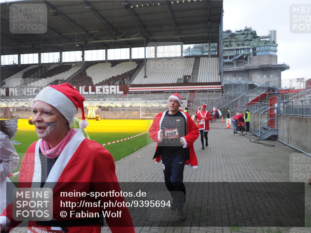 07.12.2025 - St. Pauli X-Mass-Run No. 15 Fabian Wolf http://msf.ph/oto/9395694 07.12.2025 10:32:00 Ziel 750, 752, 2342, 2343, 2345, 2352, 2418, 3267, 3716, 3806, 3808, 3969, 4467, 4484, 4495, 4504 meine-sportfotos.de