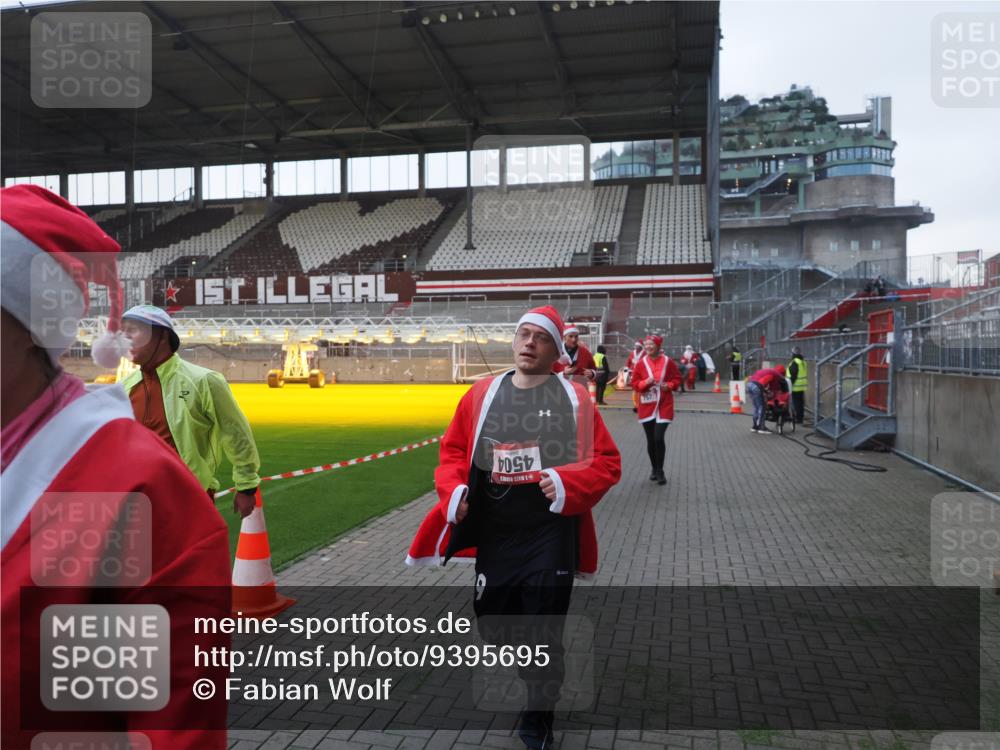 07.12.2025 - St. Pauli X-Mass-Run No. 15 Fabian Wolf http://msf.ph/oto/9395695 07.12.2025 10:32:01 Ziel 750, 752, 2342, 2343, 2345, 2352, 2418, 3267, 3716, 3806, 3808, 3969, 4467, 4484, 4495, 4504 meine-sportfotos.de