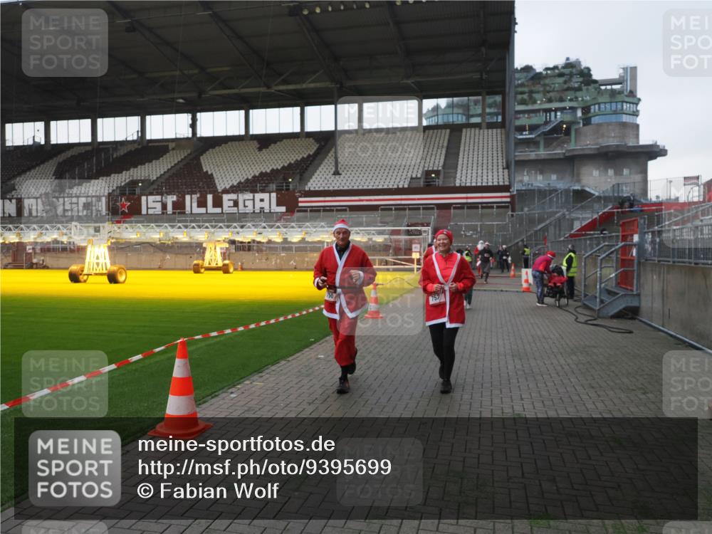 07.12.2025 - St. Pauli X-Mass-Run No. 15 Fabian Wolf http://msf.ph/oto/9395699 07.12.2025 10:32:02 Ziel 750, 752, 2342, 2343, 2345, 2418, 3267, 3716, 3806, 3808, 3969, 4467, 4484, 4495, 4504 meine-sportfotos.de