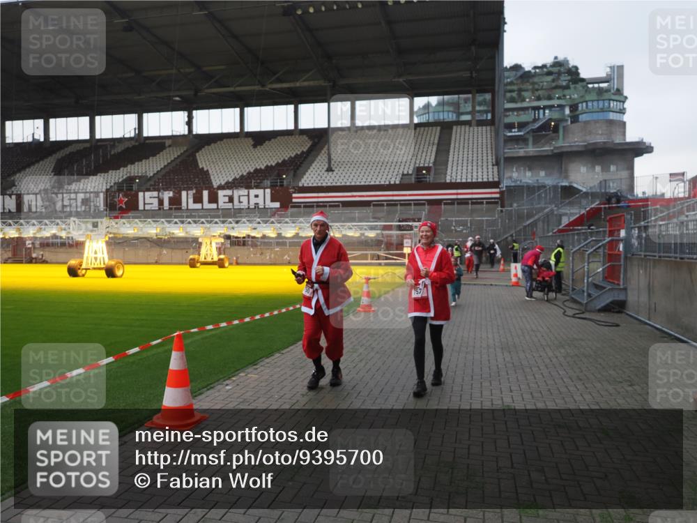 07.12.2025 - St. Pauli X-Mass-Run No. 15 Fabian Wolf http://msf.ph/oto/9395700 07.12.2025 10:32:03 Ziel 750, 752, 2342, 2343, 2345, 2418, 3267, 3716, 3806, 3808, 3969, 4274, 4275, 4467, 4484, 4495, 4504 meine-sportfotos.de