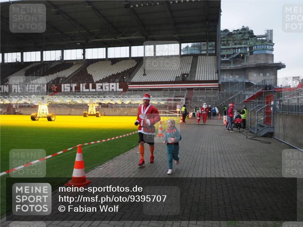 07.12.2025 - St. Pauli X-Mass-Run No. 15 Fabian Wolf http://msf.ph/oto/9395707 07.12.2025 10:32:06 Ziel 750, 752, 2342, 2343, 2345, 3267, 3716, 3806, 3808, 4274, 4275, 4484, 4495, 4504 meine-sportfotos.de