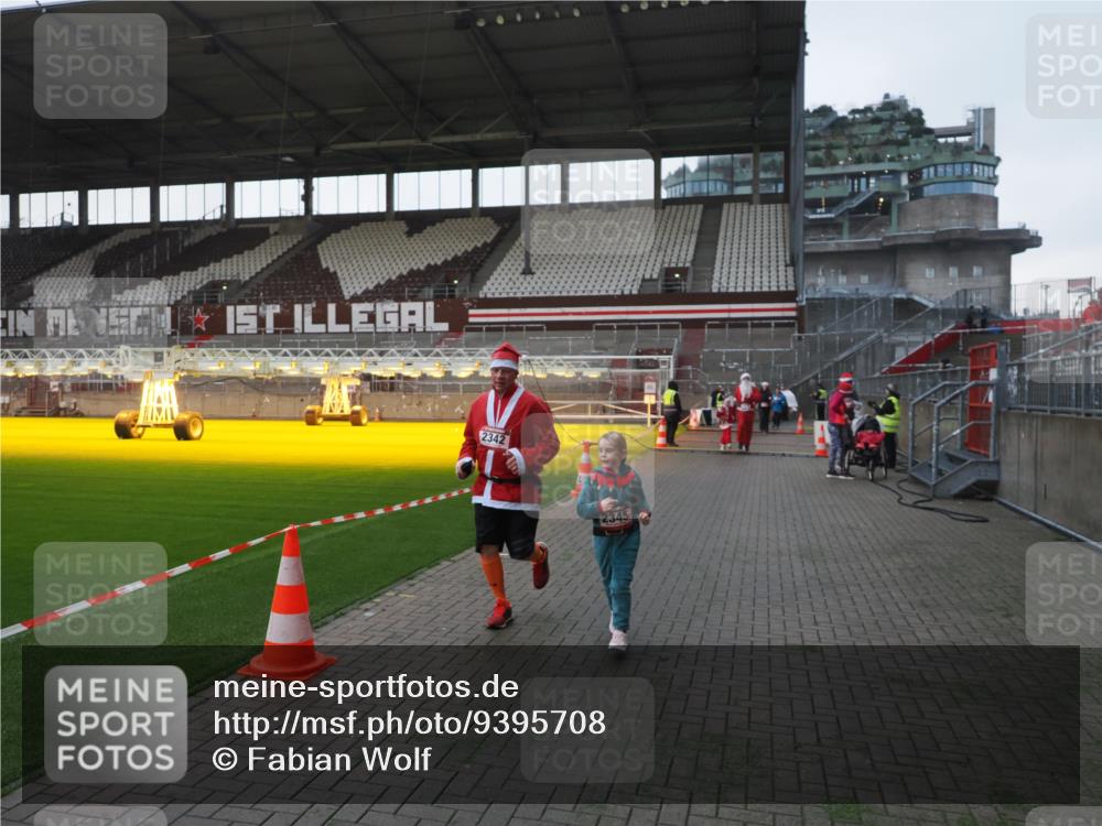 07.12.2025 - St. Pauli X-Mass-Run No. 15 Fabian Wolf http://msf.ph/oto/9395708 07.12.2025 10:32:06 Ziel 750, 752, 2342, 2343, 2345, 3267, 3716, 3806, 3808, 4274, 4275, 4484, 4495, 4504 meine-sportfotos.de