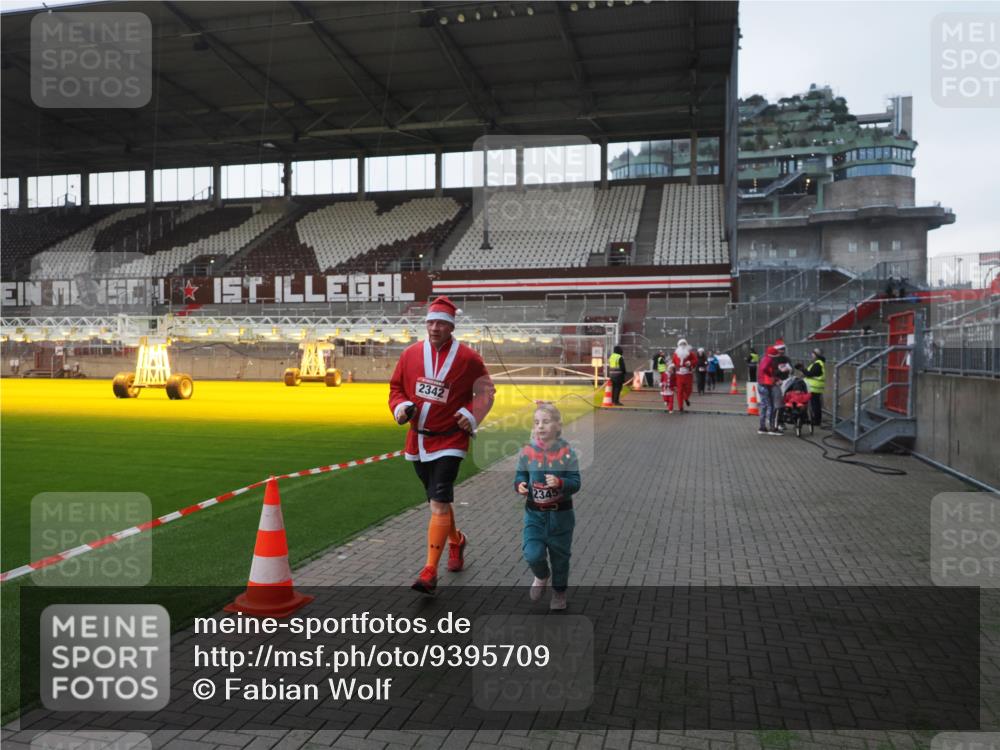 07.12.2025 - St. Pauli X-Mass-Run No. 15 Fabian Wolf http://msf.ph/oto/9395709 07.12.2025 10:32:06 Ziel 750, 752, 2342, 2343, 2345, 3267, 3716, 3806, 3808, 4274, 4275, 4484, 4495, 4504 meine-sportfotos.de