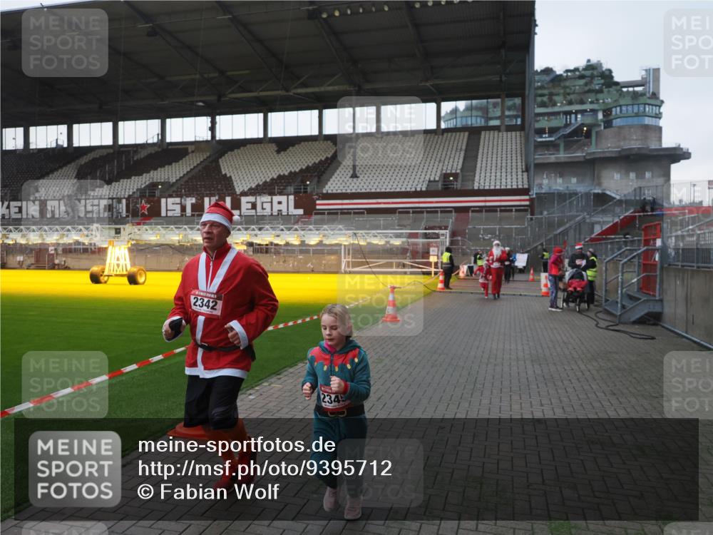 07.12.2025 - St. Pauli X-Mass-Run No. 15 Fabian Wolf http://msf.ph/oto/9395712 07.12.2025 10:32:06 Ziel 750, 752, 2342, 2343, 2345, 3267, 3716, 3806, 3808, 4274, 4275, 4484, 4495, 4504 meine-sportfotos.de