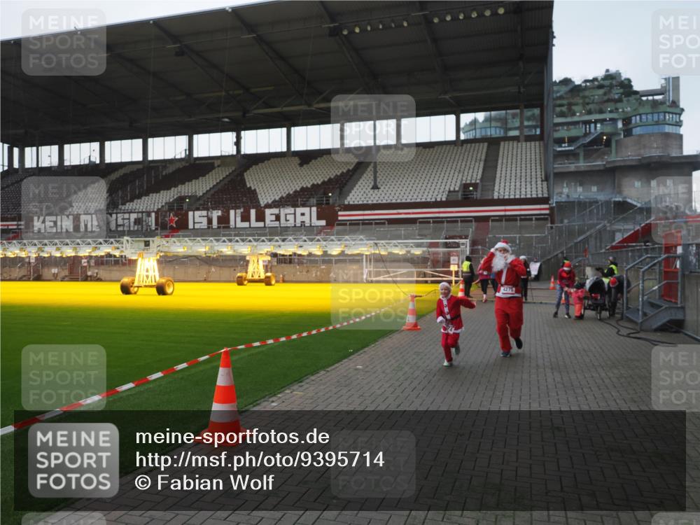 07.12.2025 - St. Pauli X-Mass-Run No. 15 Fabian Wolf http://msf.ph/oto/9395714 07.12.2025 10:32:11 Ziel 750, 752, 1942, 1944, 2342, 2343, 2345, 4039, 4274, 4275 meine-sportfotos.de