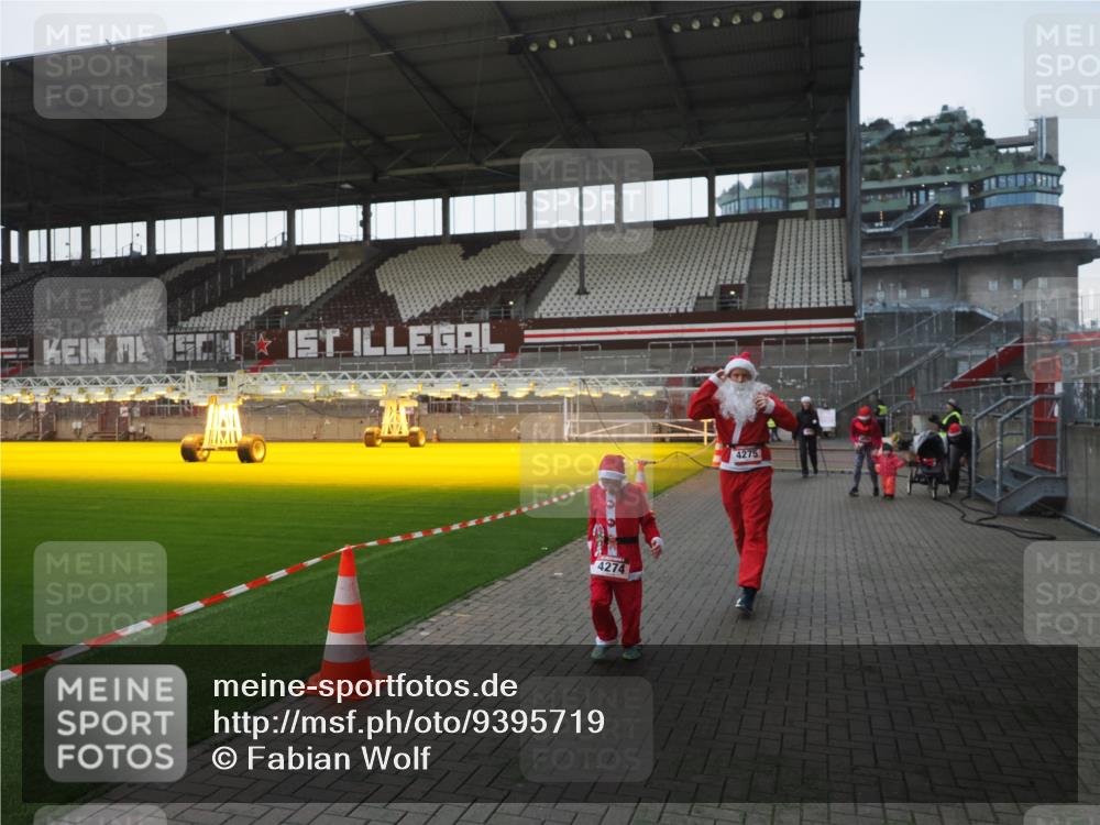 07.12.2025 - St. Pauli X-Mass-Run No. 15 Fabian Wolf http://msf.ph/oto/9395719 07.12.2025 10:32:12 Ziel 1942, 1944, 2342, 2343, 2345, 4039, 4274, 4275 meine-sportfotos.de