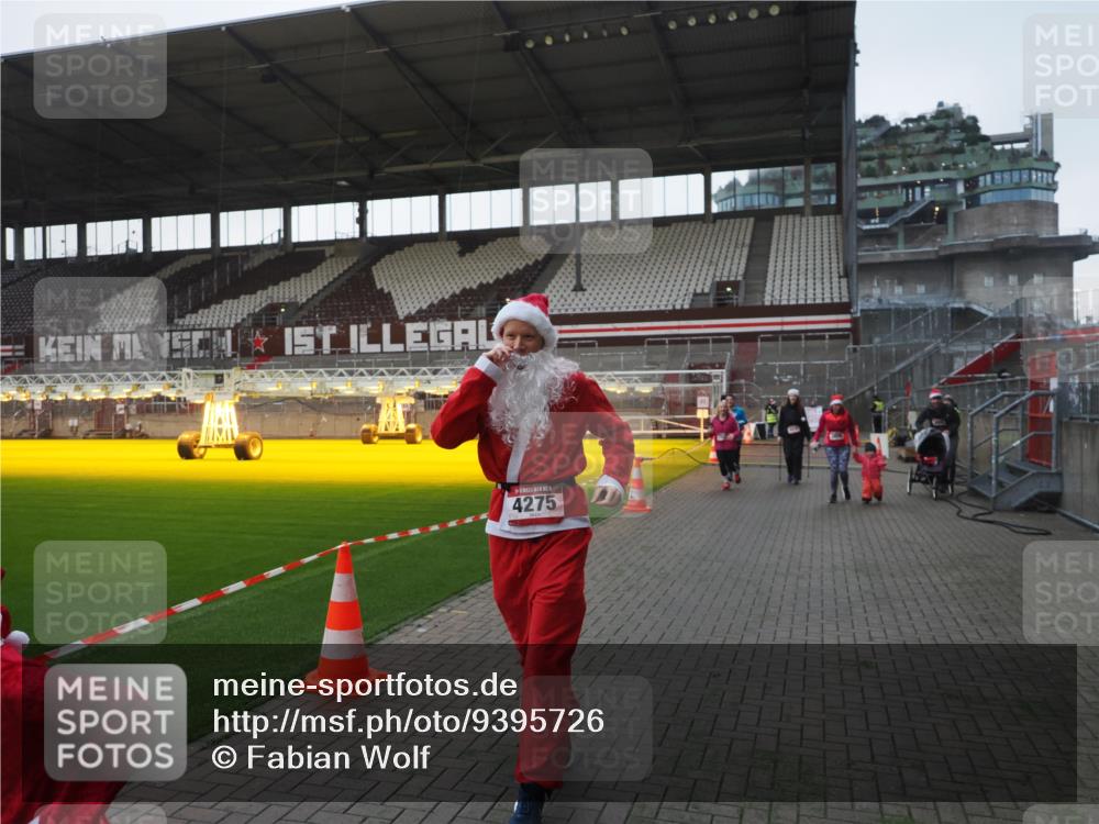 07.12.2025 - St. Pauli X-Mass-Run No. 15 Fabian Wolf http://msf.ph/oto/9395726 07.12.2025 10:32:13 Ziel 1942, 1944, 2342, 2343, 2345, 4039, 4274, 4275 meine-sportfotos.de