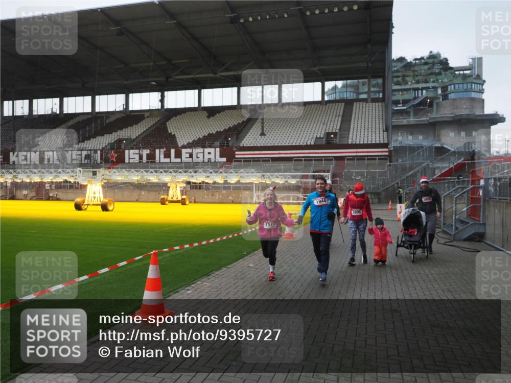 07.12.2025 - St. Pauli X-Mass-Run No. 15 Fabian Wolf http://msf.ph/oto/9395727 07.12.2025 10:32:17 Ziel 1942, 1944, 2342, 2343, 2345, 4039, 4274, 4275 meine-sportfotos.de