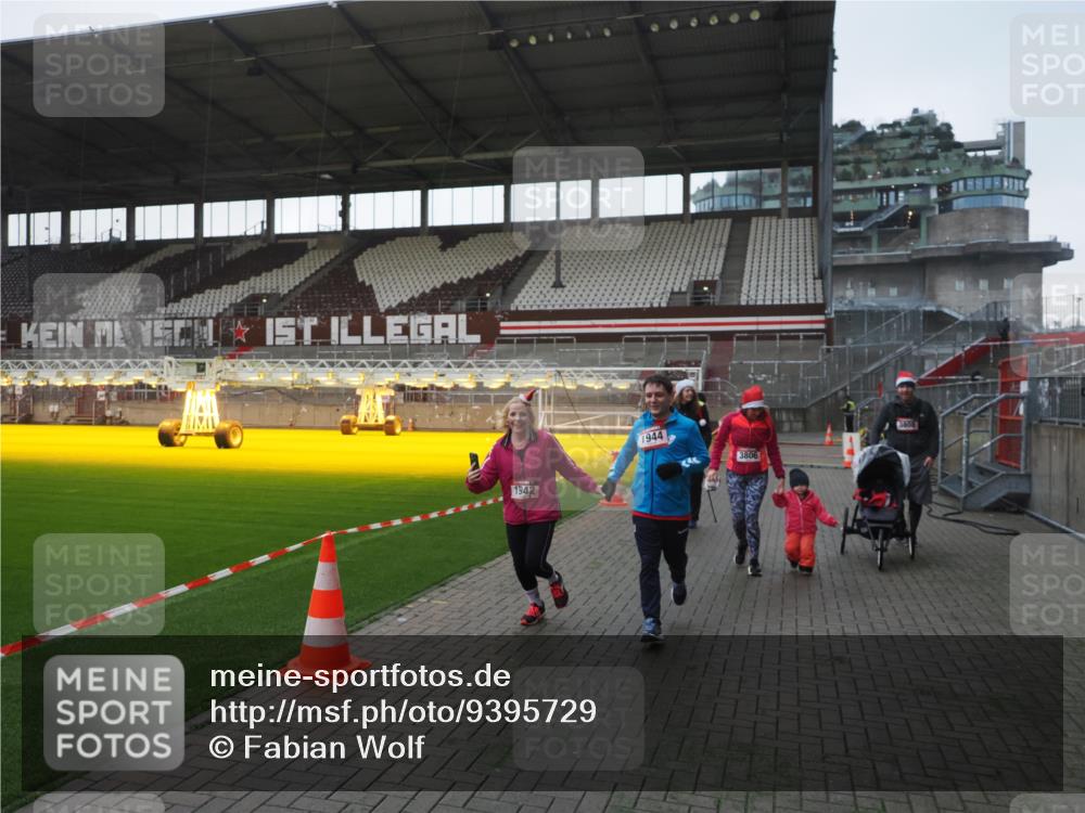 07.12.2025 - St. Pauli X-Mass-Run No. 15 Fabian Wolf http://msf.ph/oto/9395729 07.12.2025 10:32:17 Ziel 1942, 1944, 2342, 2343, 2345, 4039, 4274, 4275 meine-sportfotos.de