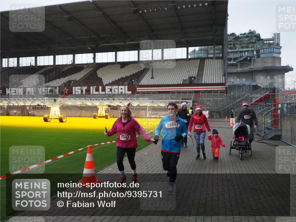 07.12.2025 - St. Pauli X-Mass-Run No. 15 Fabian Wolf http://msf.ph/oto/9395731 07.12.2025 10:32:17 Ziel 1942, 1944, 2342, 2343, 2345, 4039, 4274, 4275 meine-sportfotos.de