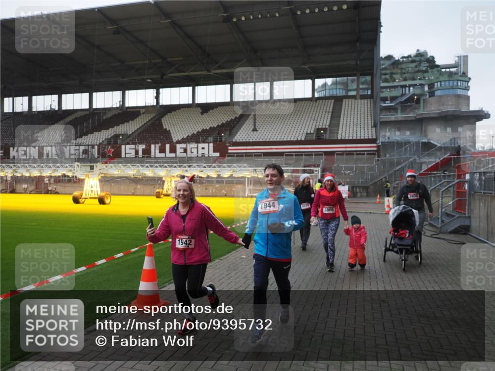 07.12.2025 - St. Pauli X-Mass-Run No. 15 Fabian Wolf http://msf.ph/oto/9395732 07.12.2025 10:32:18 Ziel 1942, 1944, 2342, 2343, 2345, 4039, 4274, 4275 meine-sportfotos.de