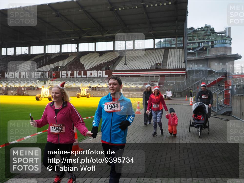 07.12.2025 - St. Pauli X-Mass-Run No. 15 Fabian Wolf http://msf.ph/oto/9395734 07.12.2025 10:32:18 Ziel 1942, 1944, 2342, 2343, 2345, 4039, 4274, 4275 meine-sportfotos.de