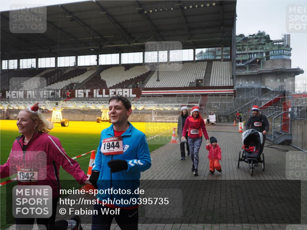 07.12.2025 - St. Pauli X-Mass-Run No. 15 Fabian Wolf http://msf.ph/oto/9395735 07.12.2025 10:32:18 Ziel 1942, 1944, 2342, 2343, 2345, 4039, 4274, 4275 meine-sportfotos.de