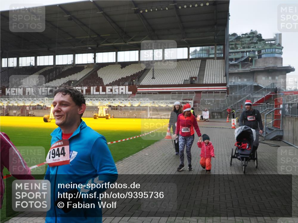 07.12.2025 - St. Pauli X-Mass-Run No. 15 Fabian Wolf http://msf.ph/oto/9395736 07.12.2025 10:32:18 Ziel 1942, 1944, 2342, 2343, 2345, 4039, 4274, 4275 meine-sportfotos.de
