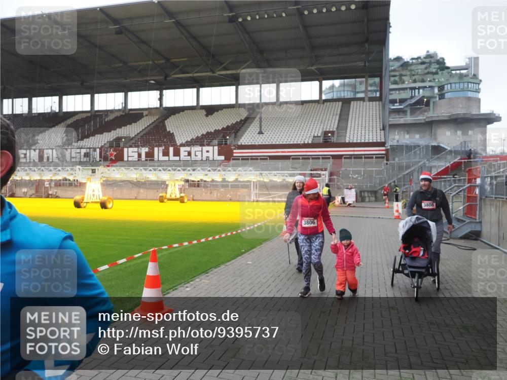 07.12.2025 - St. Pauli X-Mass-Run No. 15 Fabian Wolf http://msf.ph/oto/9395737 07.12.2025 10:32:19 Ziel 1942, 1944, 2342, 2343, 2345, 4039, 4274, 4275 meine-sportfotos.de