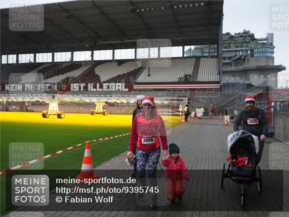 07.12.2025 - St. Pauli X-Mass-Run No. 15 Fabian Wolf http://msf.ph/oto/9395745 07.12.2025 10:32:20 Ziel 651, 1942, 1944, 4039, 4274, 4275 meine-sportfotos.de