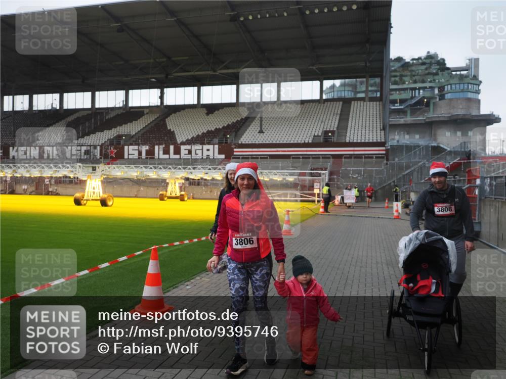 07.12.2025 - St. Pauli X-Mass-Run No. 15 Fabian Wolf http://msf.ph/oto/9395746 07.12.2025 10:32:20 Ziel 651, 1942, 1944, 4039, 4274, 4275 meine-sportfotos.de