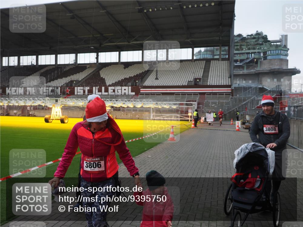 07.12.2025 - St. Pauli X-Mass-Run No. 15 Fabian Wolf http://msf.ph/oto/9395750 07.12.2025 10:32:21 Ziel 651, 1942, 1944, 4039, 4274, 4275 meine-sportfotos.de