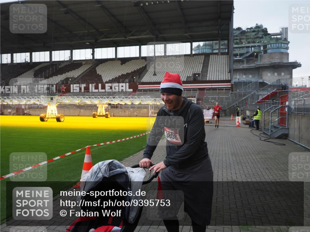 07.12.2025 - St. Pauli X-Mass-Run No. 15 Fabian Wolf http://msf.ph/oto/9395753 07.12.2025 10:32:23 Ziel 456, 651, 1942, 1944, 4039, 4274, 4275 meine-sportfotos.de