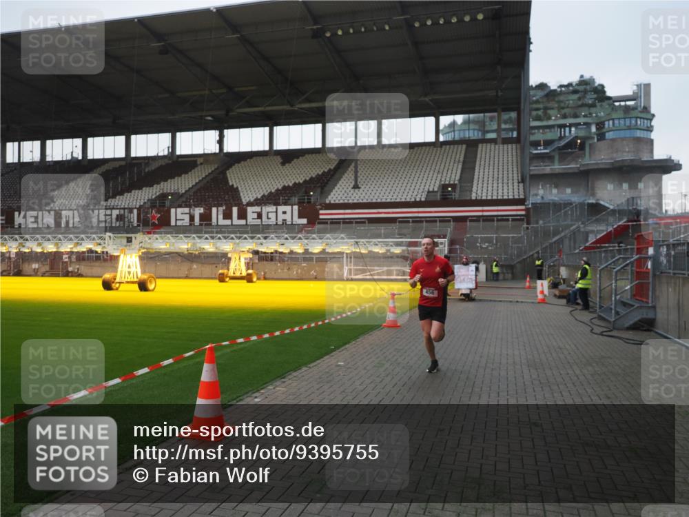 07.12.2025 - St. Pauli X-Mass-Run No. 15 Fabian Wolf http://msf.ph/oto/9395755 07.12.2025 10:32:26 Ziel 456, 651, 1942, 1944, 4039 meine-sportfotos.de