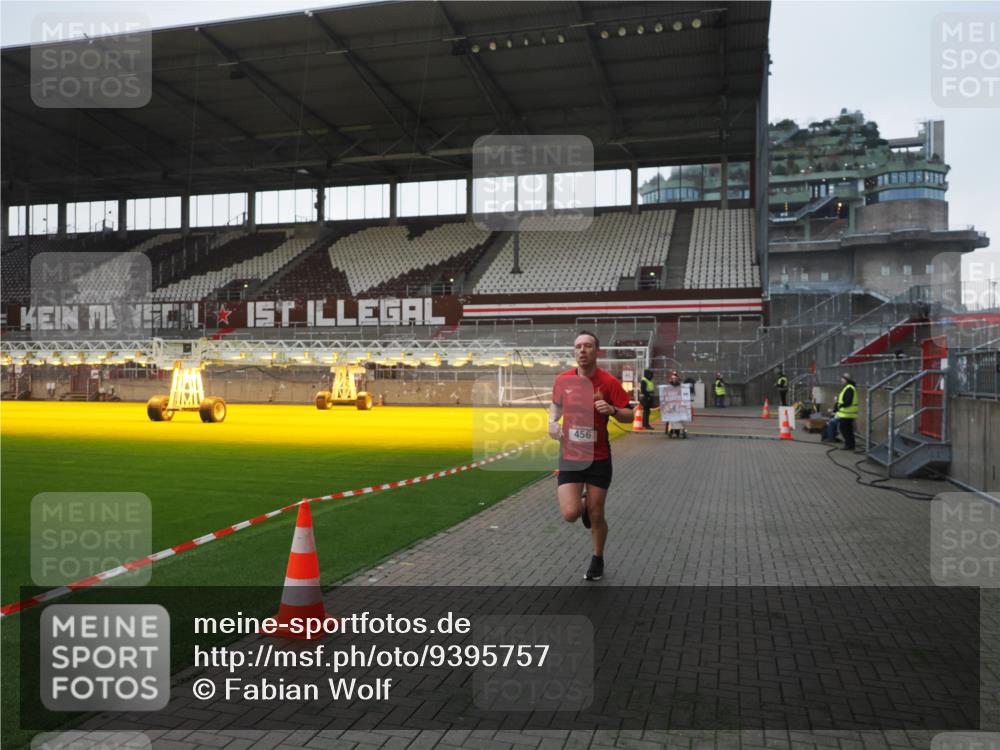 07.12.2025 - St. Pauli X-Mass-Run No. 15 Fabian Wolf http://msf.ph/oto/9395757 07.12.2025 10:32:26 Ziel 456, 651, 1942, 1944, 4039 meine-sportfotos.de