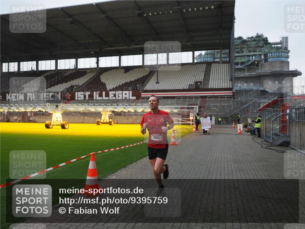 07.12.2025 - St. Pauli X-Mass-Run No. 15 Fabian Wolf http://msf.ph/oto/9395759 07.12.2025 10:32:27 Ziel 456, 651, 1942, 1944, 4039 meine-sportfotos.de