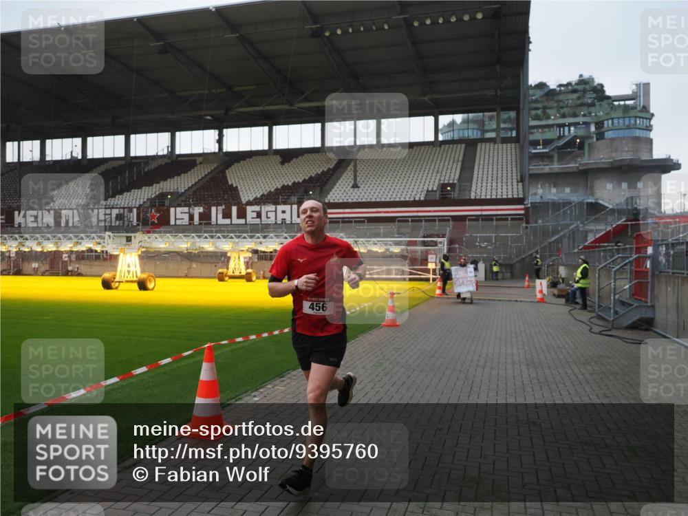 07.12.2025 - St. Pauli X-Mass-Run No. 15 Fabian Wolf http://msf.ph/oto/9395760 07.12.2025 10:32:27 Ziel 456, 651, 1942, 1944, 4039 meine-sportfotos.de