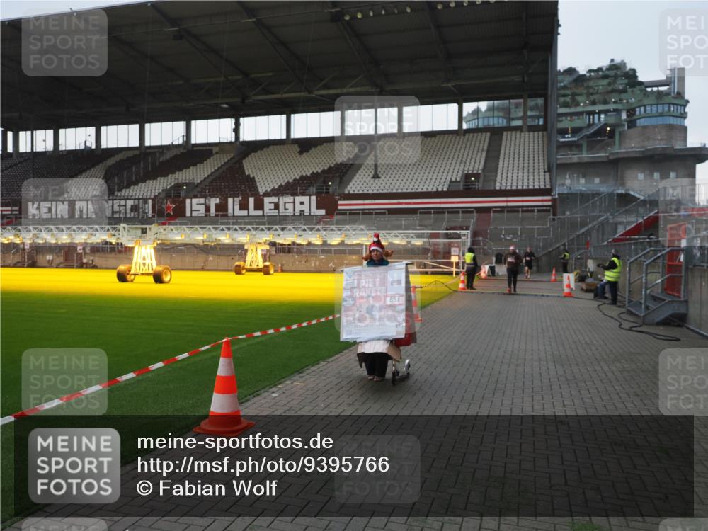 07.12.2025 - St. Pauli X-Mass-Run No. 15 Fabian Wolf http://msf.ph/oto/9395766 07.12.2025 10:32:35 Ziel 456, 651, 4758 meine-sportfotos.de