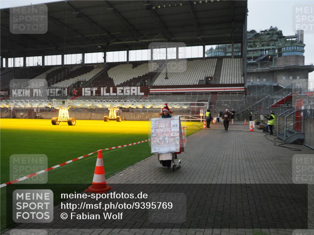 07.12.2025 - St. Pauli X-Mass-Run No. 15 Fabian Wolf http://msf.ph/oto/9395769 07.12.2025 10:32:36 Ziel 456, 651, 4758 meine-sportfotos.de