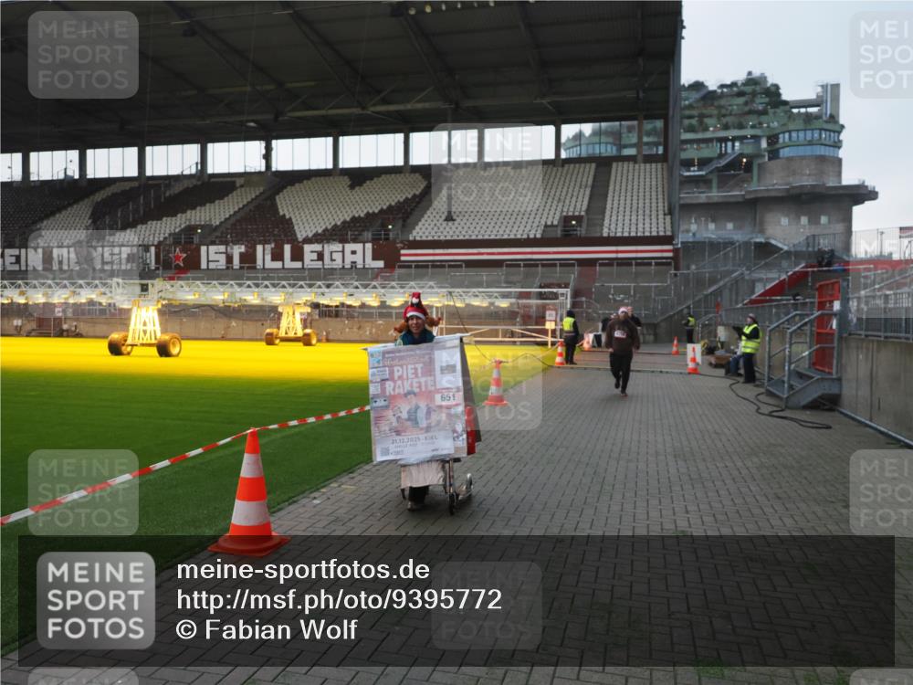 07.12.2025 - St. Pauli X-Mass-Run No. 15 Fabian Wolf http://msf.ph/oto/9395772 07.12.2025 10:32:38 Ziel 456, 651, 4758 meine-sportfotos.de