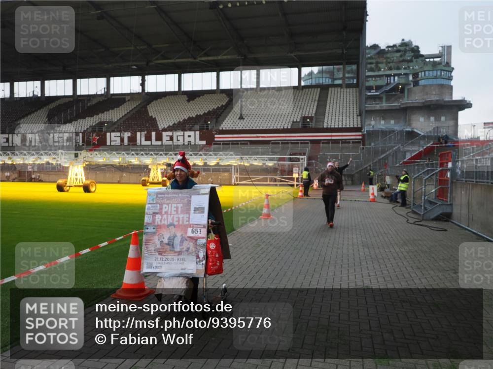 07.12.2025 - St. Pauli X-Mass-Run No. 15 Fabian Wolf http://msf.ph/oto/9395776 07.12.2025 10:32:39 Ziel 456, 651, 4758 meine-sportfotos.de