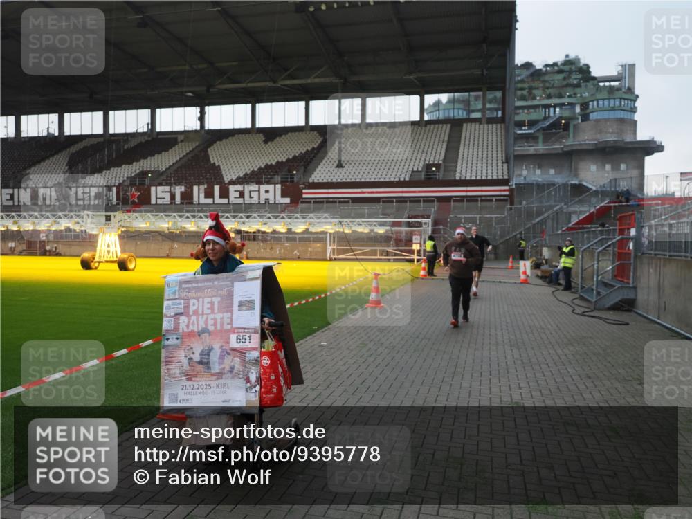 07.12.2025 - St. Pauli X-Mass-Run No. 15 Fabian Wolf http://msf.ph/oto/9395778 07.12.2025 10:32:40 Ziel 456, 651, 4758 meine-sportfotos.de