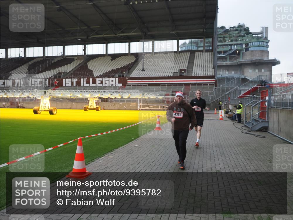 07.12.2025 - St. Pauli X-Mass-Run No. 15 Fabian Wolf http://msf.ph/oto/9395782 07.12.2025 10:32:42 Ziel 456, 4758 meine-sportfotos.de