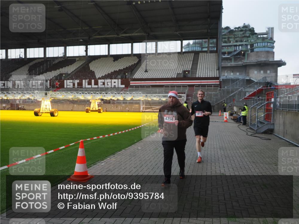 07.12.2025 - St. Pauli X-Mass-Run No. 15 Fabian Wolf http://msf.ph/oto/9395784 07.12.2025 10:32:42 Ziel 456, 4758 meine-sportfotos.de