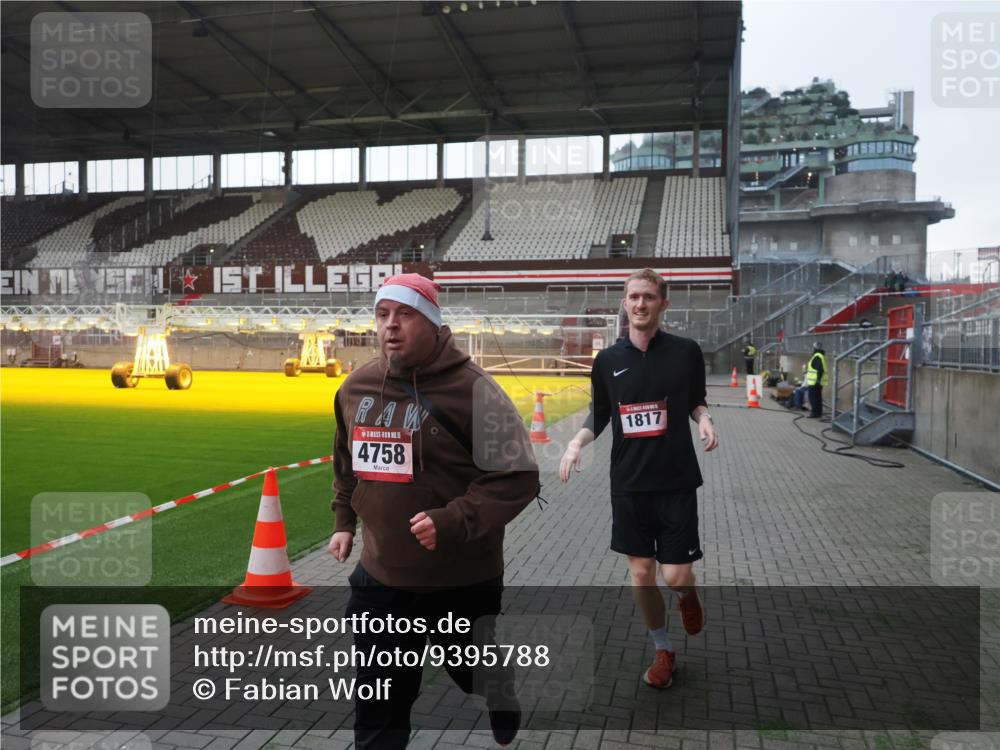 07.12.2025 - St. Pauli X-Mass-Run No. 15 Fabian Wolf http://msf.ph/oto/9395788 07.12.2025 10:32:43 Ziel 4758 meine-sportfotos.de