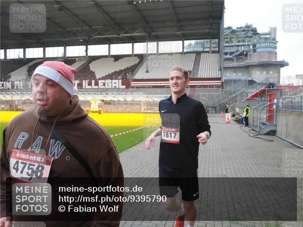 07.12.2025 - St. Pauli X-Mass-Run No. 15 Fabian Wolf http://msf.ph/oto/9395790 07.12.2025 10:32:43 Ziel 4758 meine-sportfotos.de
