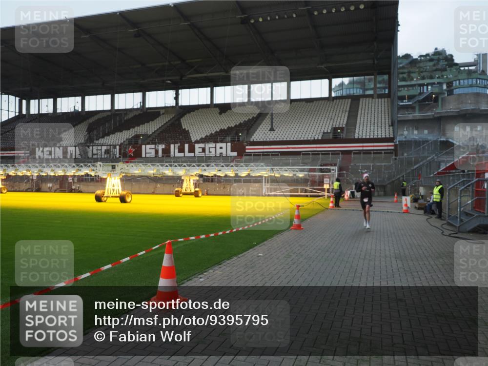 07.12.2025 - St. Pauli X-Mass-Run No. 15 Fabian Wolf http://msf.ph/oto/9395795 07.12.2025 10:32:54 Ziel 2486 meine-sportfotos.de