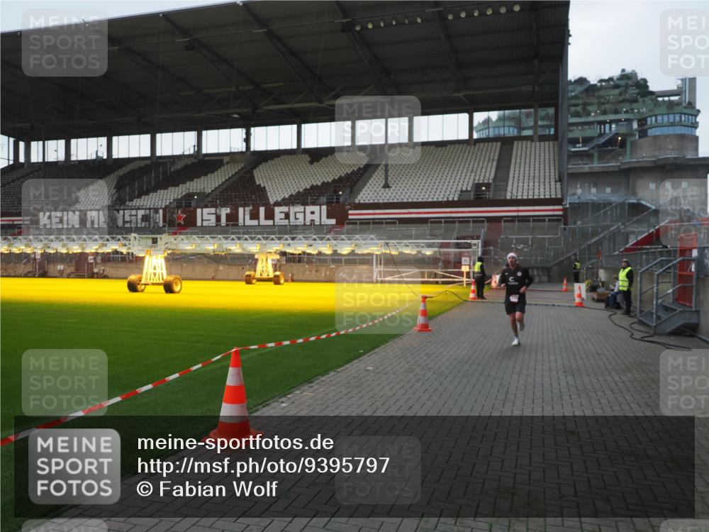 07.12.2025 - St. Pauli X-Mass-Run No. 15 Fabian Wolf http://msf.ph/oto/9395797 07.12.2025 10:32:55 Ziel 2486 meine-sportfotos.de