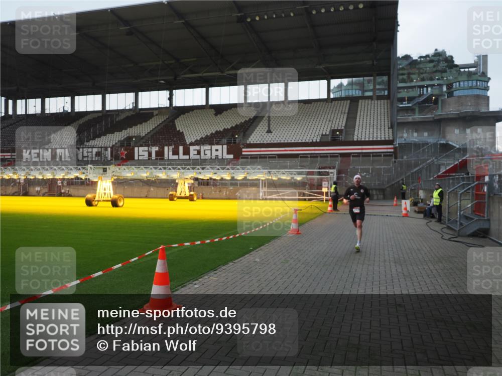 07.12.2025 - St. Pauli X-Mass-Run No. 15 Fabian Wolf http://msf.ph/oto/9395798 07.12.2025 10:32:55 Ziel 2486 meine-sportfotos.de