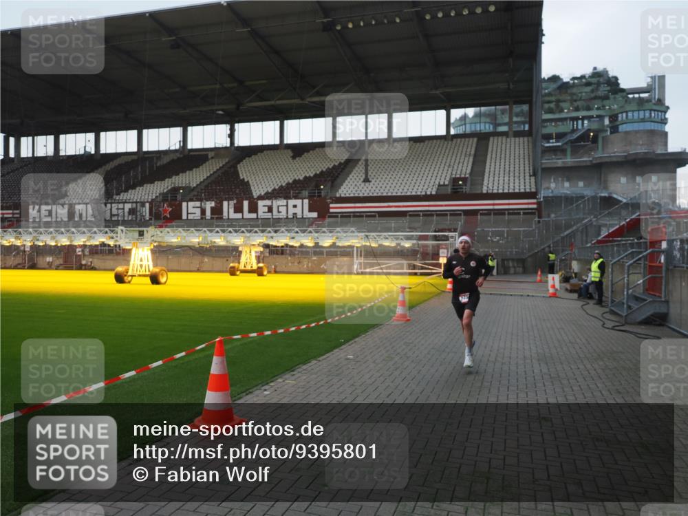 07.12.2025 - St. Pauli X-Mass-Run No. 15 Fabian Wolf http://msf.ph/oto/9395801 07.12.2025 10:32:56 Ziel 2486 meine-sportfotos.de